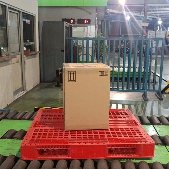 Paket barang siap kirim pesawat cargo lengkap label AWB tracking