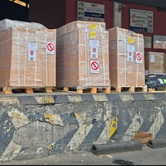 Forklift gudang kargo udara angkat palet barang ekspor