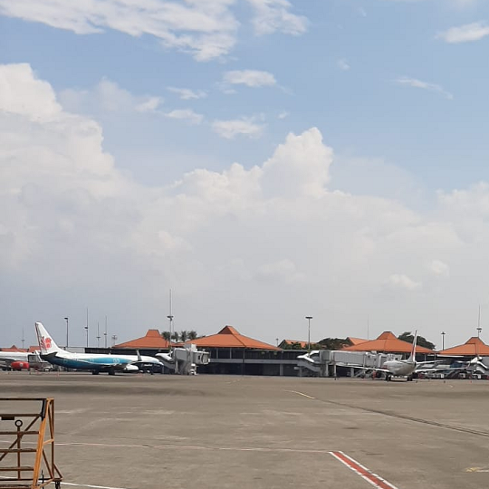 Staging area gudang kargo persiapan muat pesawat express