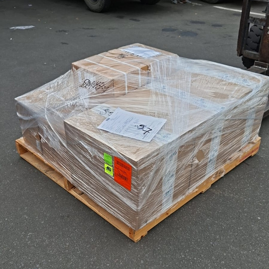 Paket elektronik gadget siap pengiriman kargo udara domestik