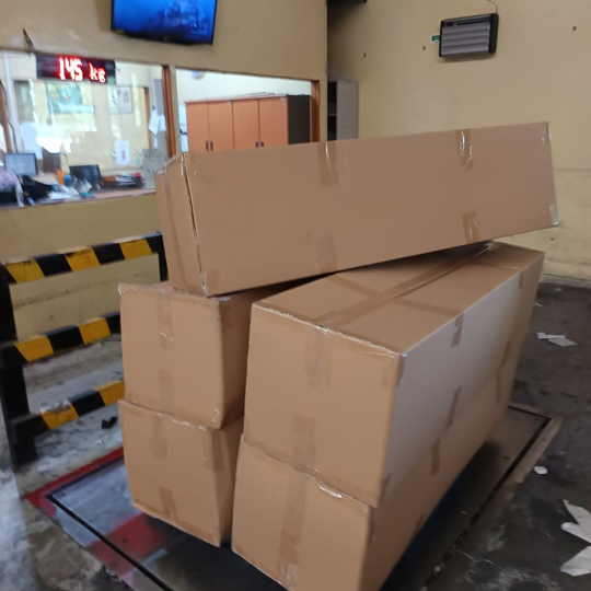 Paket fragile siap kirim cargo pesawat tanda hati-hati pecah