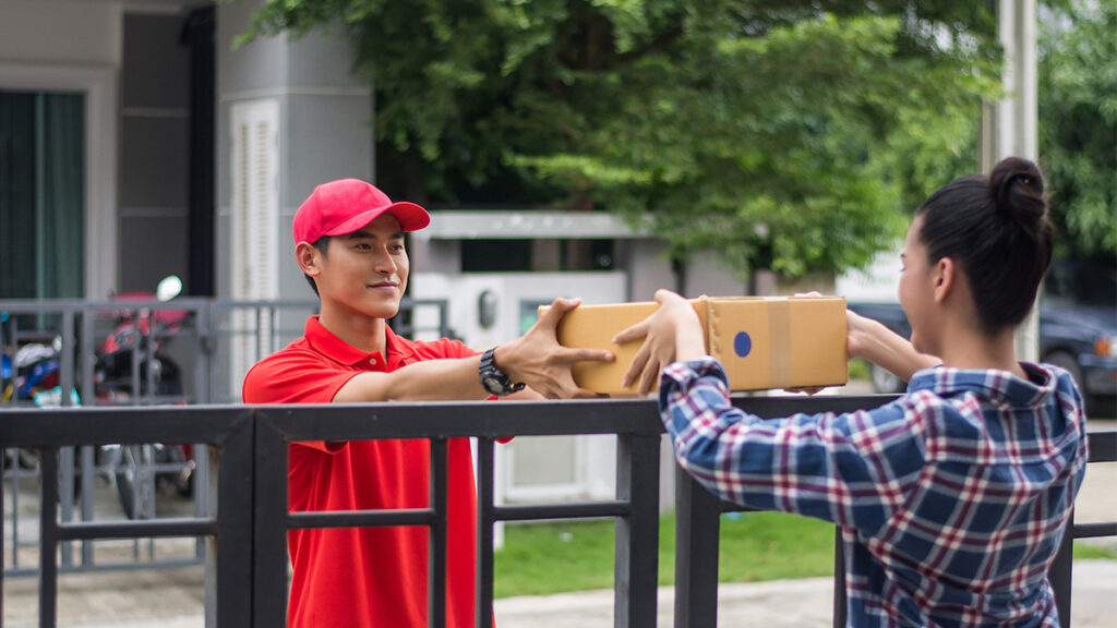 "Kurir mengantar paket door-to-door layanan cargo pesawat Nusantara Total Cargo langsung ke gudang UMKM – hemat repot ambil bandara!